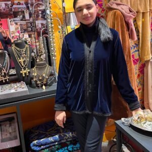 Veste en velours de soie bleu marine brodé noir